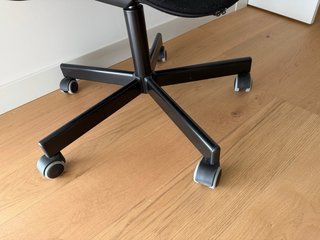 Silla de oficina ergonómica negra con ruedas