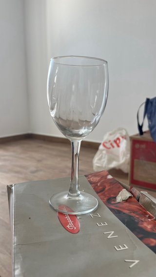 Calici di champagne, acqua e vino