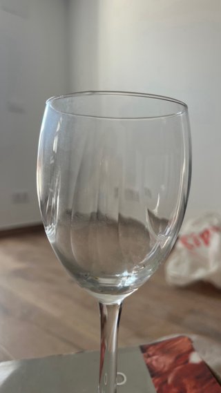 Calici di champagne, acqua e vino