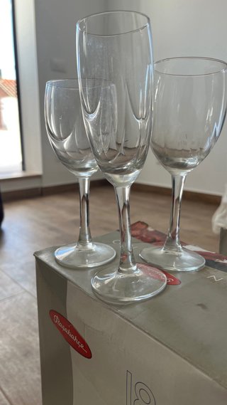 Calici di champagne, acqua e vino