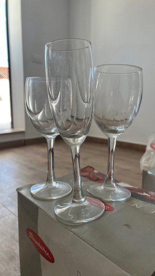 Calici di champagne, acqua e vino