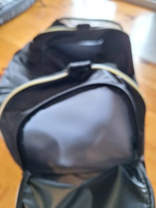Bolso deportivo Adidas negro y blanco