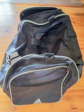 Bolso deportivo Adidas negro y blanco