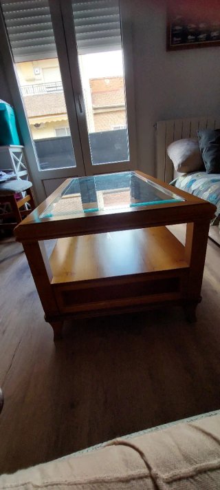 Mesa de centro de madera y cristal