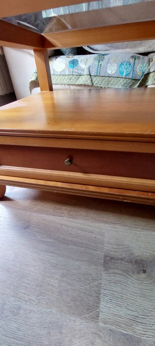 Mesa de centro de madera y cristal