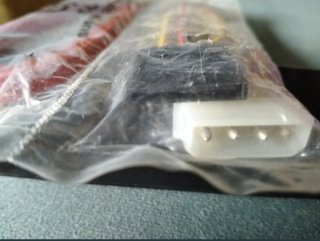 2 Cables SATA y Adaptador Corriente