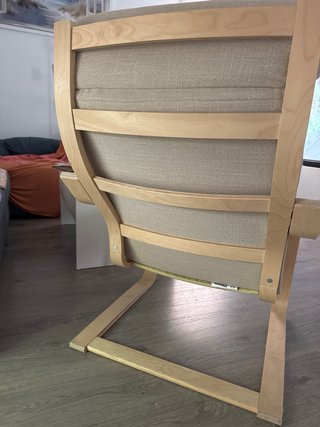 Sillón de tela y madera beige