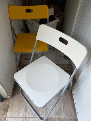 Sillas plegables metálicas y de plástico