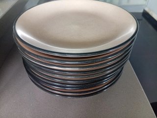 10 Platos Beige y Negro Cerámica