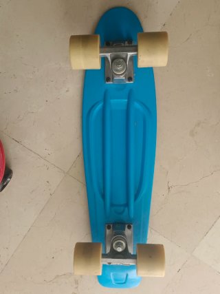 Monopatín - skate azul con ruedas blancas