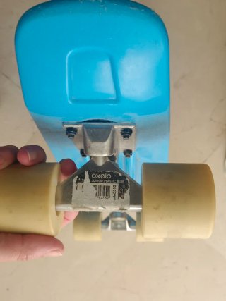 Monopatín - skate azul con ruedas blancas