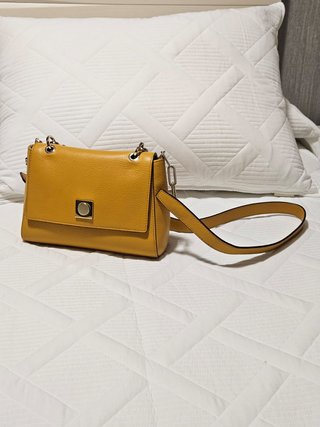 Bolso amarillo de piel