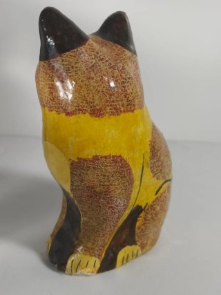 Figura de gato de madera policromada