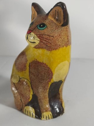 Figura de gato de madera policromada