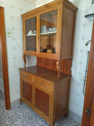 Alacena antigua de madera y cristal