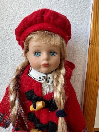 Muñeca porcelana antigua vestida de rojo