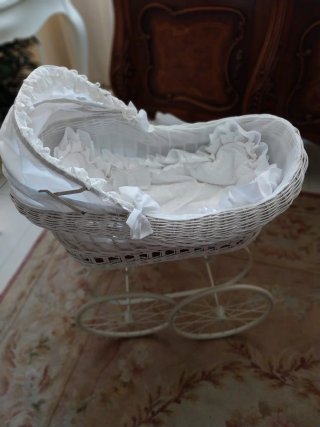 Cuna de mimbre con ruedas