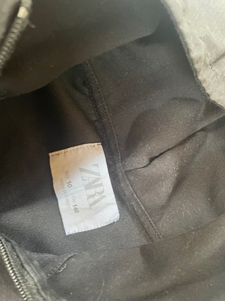 Sudadera negra con cremallera y bolsillo