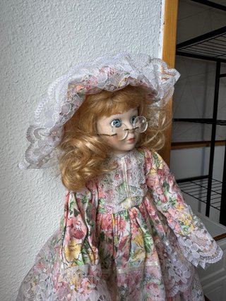 Muñeca de porcelana antigua con gafas