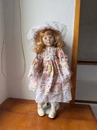 Muñeca de porcelana antigua con gafas