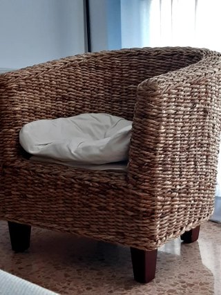 Sillón de mimbre marrón