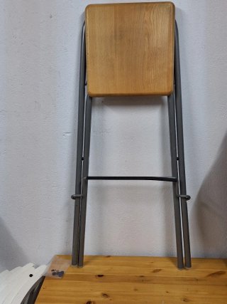 Sgabello IKEA in legno e metallo