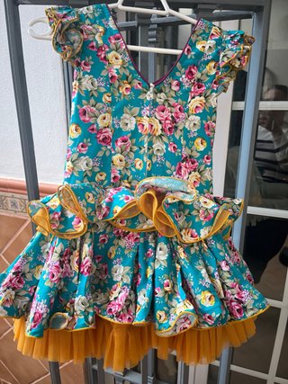 Traje Flamenca Niña Flores Nuevo es cortito.