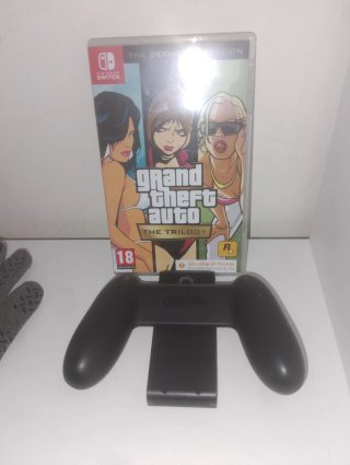 Controller Nintendo Switch e gioco GTA Trilogy