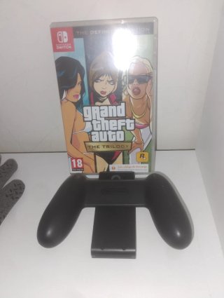 Controller Nintendo Switch e gioco GTA Trilogy