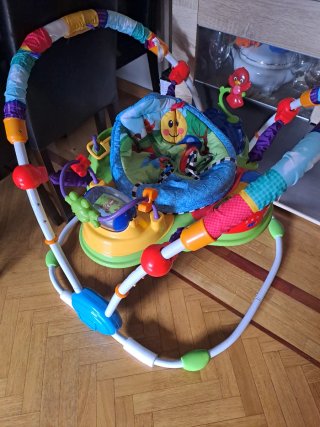 Saltador para bebé con juguetes