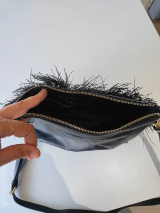 Mala Marella preta com penas