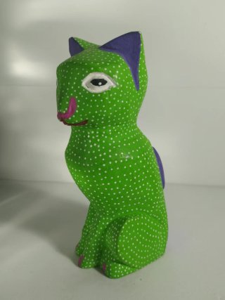 Figura de gato  de madera pintado a mano