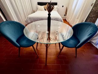 2 Sillas de terciopelo azul y patas de madera