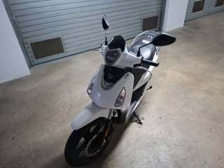 Moto Scooter Sim Blanca