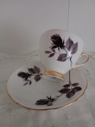 Taza de té inglesa con platillo