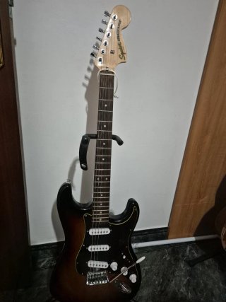 Guitarra Squier Stratocaster Sunburst
