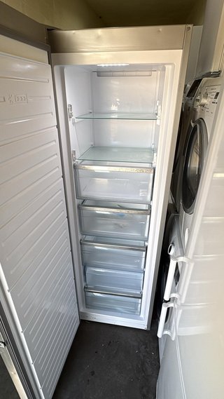Congelatore verticale in acciaio inox AEG