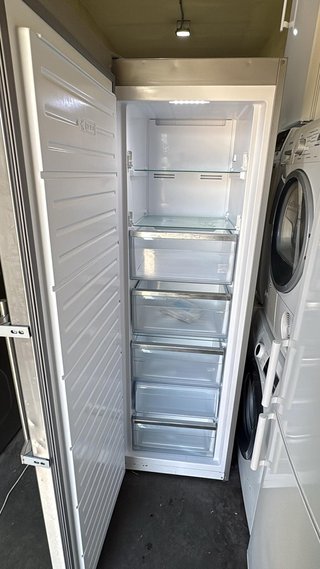 Congelatore verticale in acciaio inox AEG