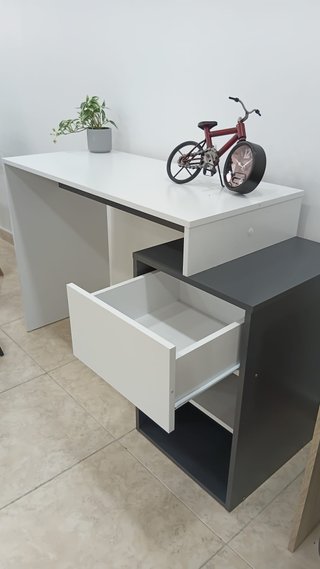 Escritorio moderno blanco y gris