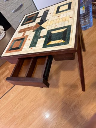 Mesa auxiliar de mármol y madera