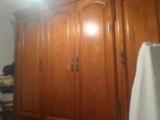 Armario de madera marrón con 4 puertas y 4 cajones
