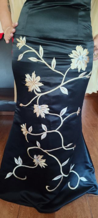 Vestido de fiesta negro con bordado dorado