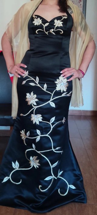 Vestido de fiesta negro con bordado dorado