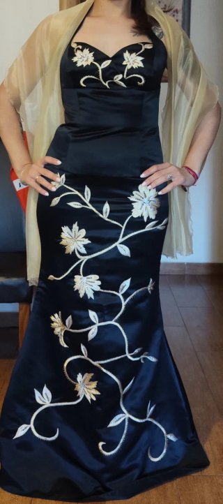 Vestido de fiesta negro con bordado dorado