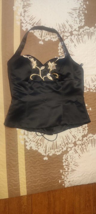 Vestido de fiesta negro con bordado dorado