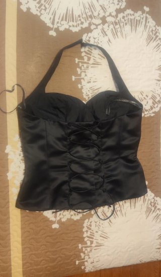 Vestido de fiesta negro con bordado dorado