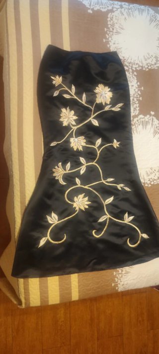 Vestido de fiesta negro con bordado dorado