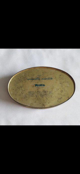 Scatola in latta vintage con fiori