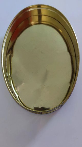 Scatola in latta vintage con fiori