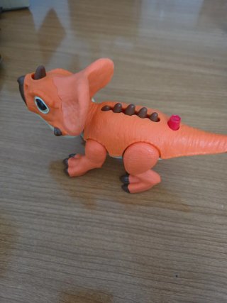 Dinosaurio naranja de juguete